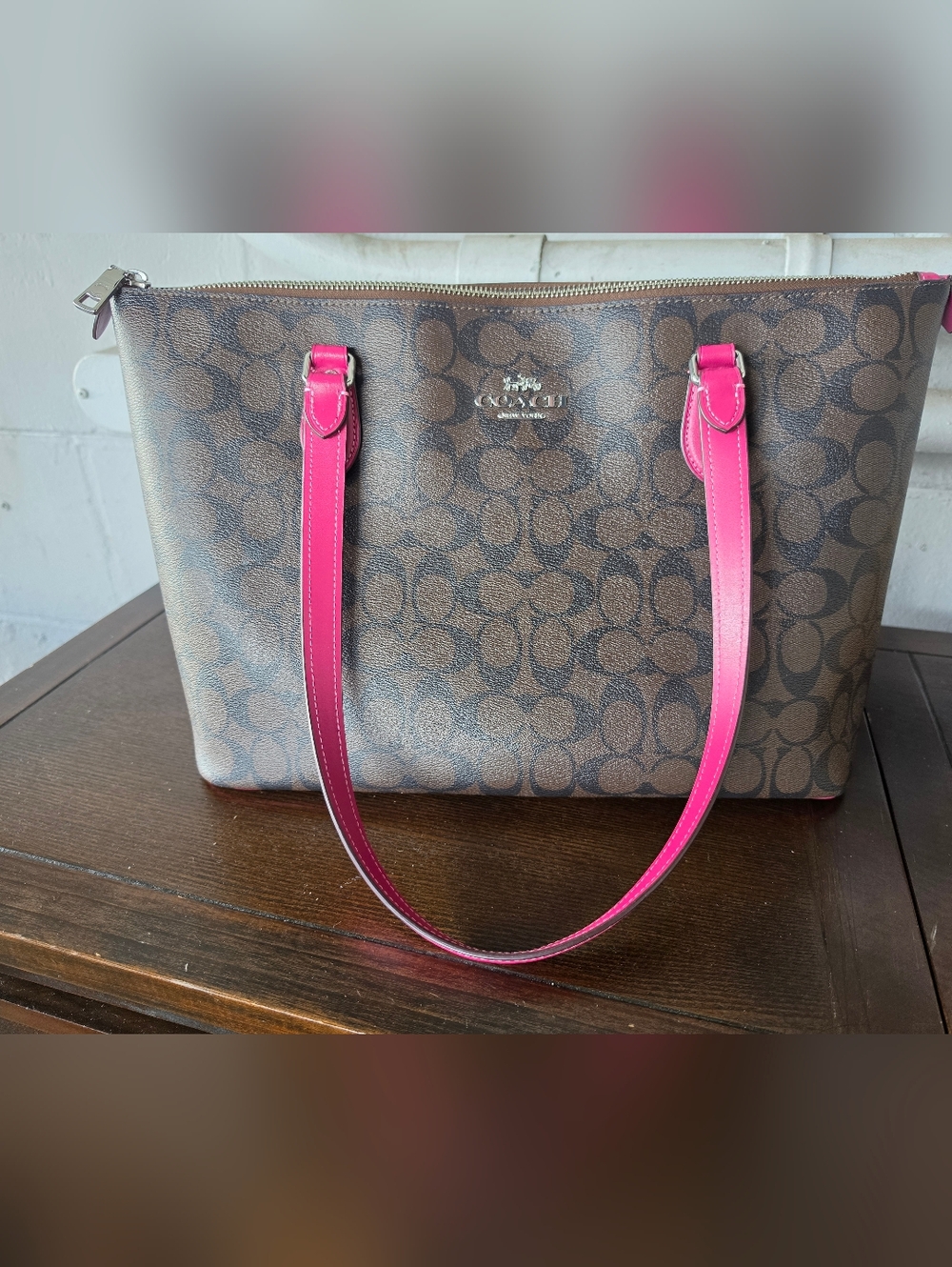 Fash Sale 🚩🚩🚩🚩🚩🚩COACH Signature Tote with Pink Handles